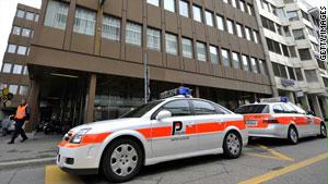 الشرطة السويسرية خارج مكتب الجمعية
