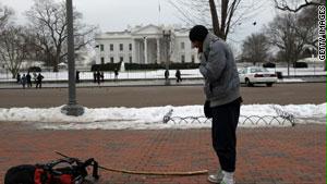 أمريكي مسلم يصلي أمام البيت الأبيض