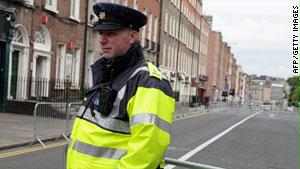 أحد عناصر الشرطة الأيرلندية في منطقة مغلقة أمنياً