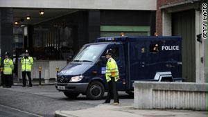 الشرطة البريطانية بدأت التحقيق من المشتبهين بموجب قانون الإرهاب