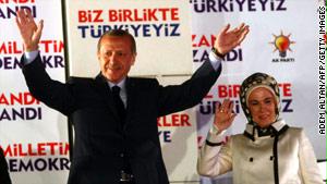 رئيس الحكومة التركية يحي أنصاره بعد إعلان النتائج