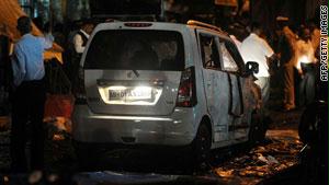 عند موقع واحد من الانفجارات الثلاثة التي هزت مومباي