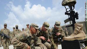 جنود أمريكيون يؤدون التحية العسكرية لزميل سقط في هجوم 