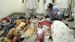 باكستاني يبكي أقاربه من ضحايا الهجوم