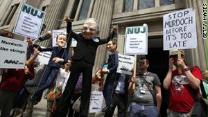 محتجون يحملون دمية على شكل مردوخ يتلاعب بمسؤولي الحكومة البريطانية