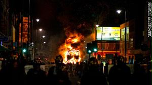 حافلة عامة وهي تحترق بعد أن أضرم فيها المحتجون النار