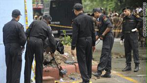 عناصر أمن هندية تعاين مكان الانفجار