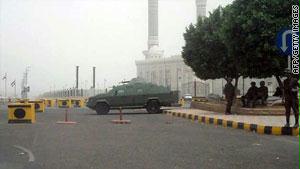 قوة يمنية تقف أمام القصر الرئاسي في صنعاء