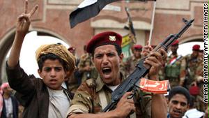 ينادي المحتجون برحيل الرئيس صالح الذي يحكم اليمن منذ عام 1978