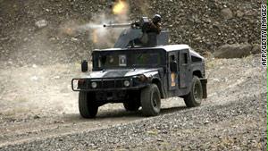 مركبة عسكرية يمنية خلال اشتباك مع مسلحين