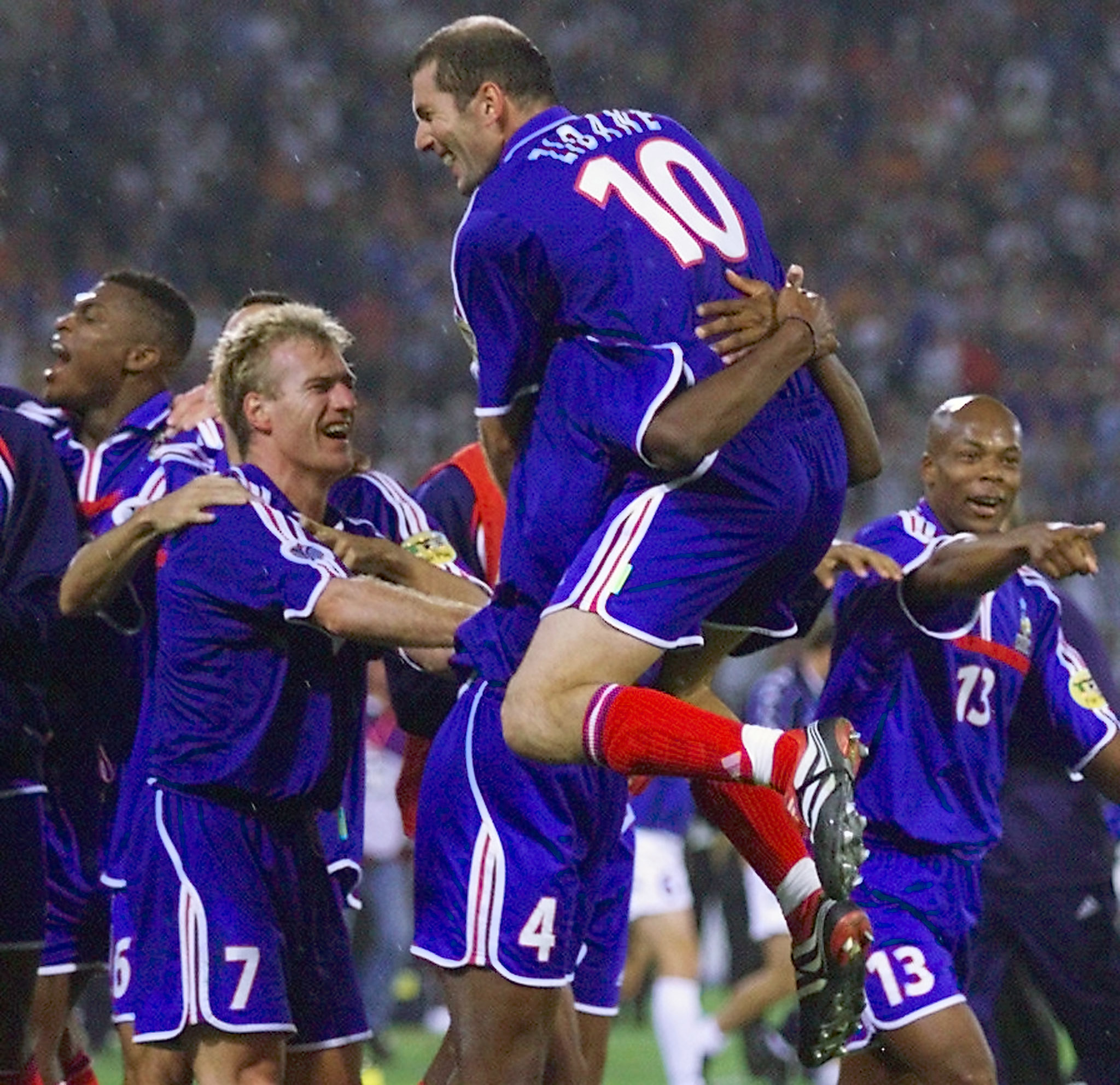 Франция чемпион по футболу какие годы. Сборная Франции евро 2000. Франция че 2000. Сборная Франции 2000г. Франция чемпион Европы 2000.