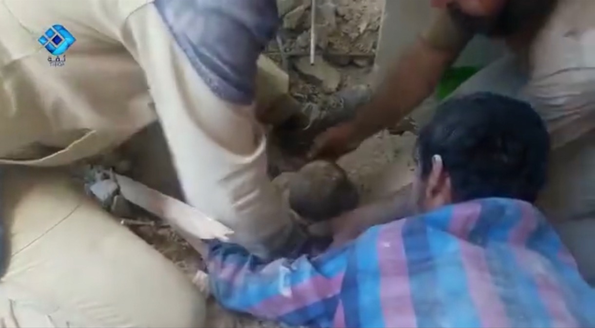 شاهد لحظة من الحياة وسط الموت في حلب.. انتشال رضيعة من تحت الأنقاض
