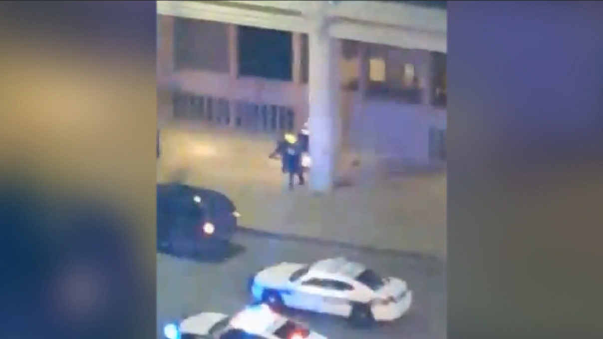 شاهد عيان يسجل لحظات لتبادل إطلاق النار مع مشتبه به بدالاس