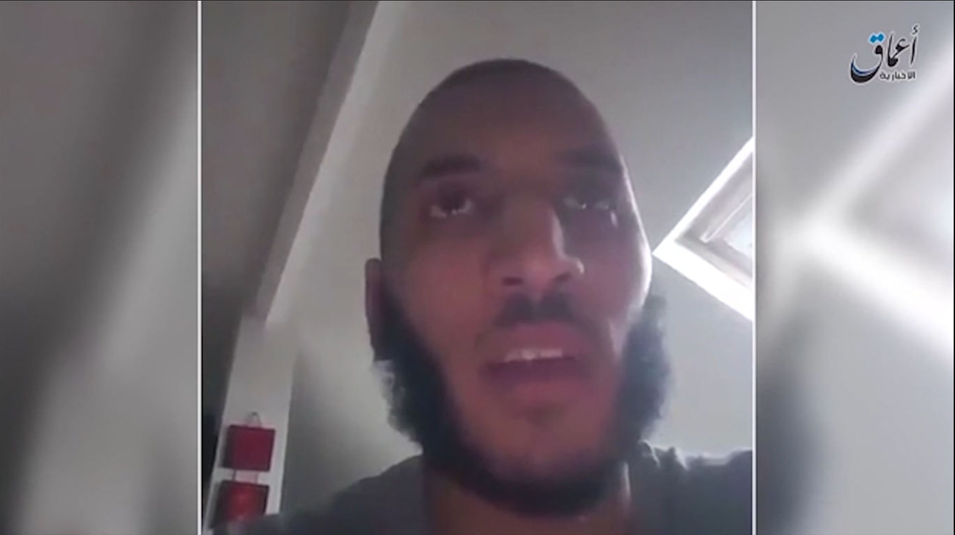 قاتل الشرطي الفرنسي يبث تفاصيل الاعتداء على "فيسبوك"