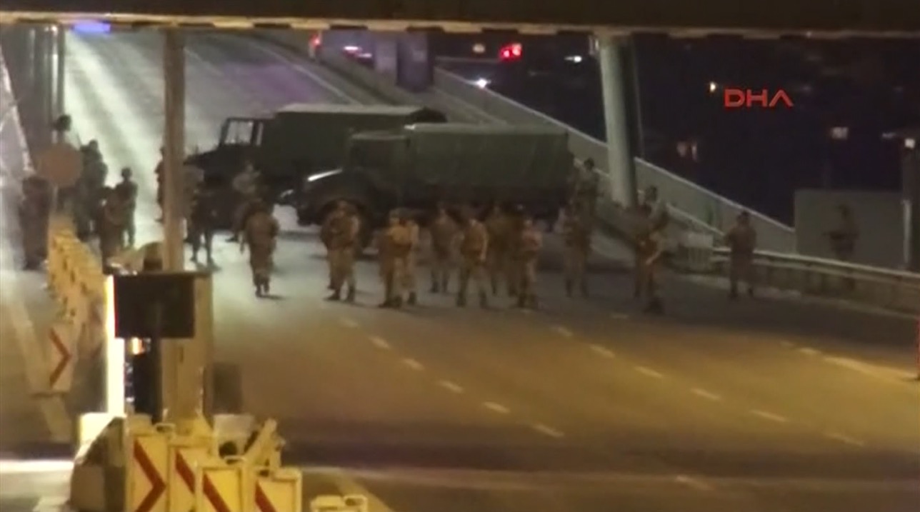 شاهد.. شاحنات عسكرية وقوات الجيش التركي في شوارع أنقرة