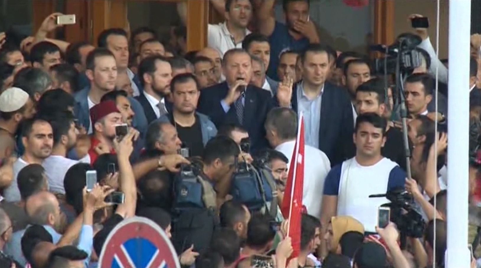 هل أعطت محاولة الانقلاب في تركيا هدية لأردوغان لتعزيز قوته؟