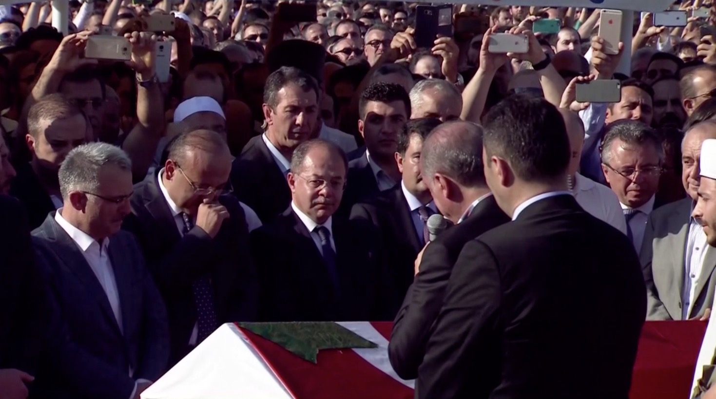 شاهد.. أردوغان يبكي خلال تشييع ضحايا محاولة الانقلاب