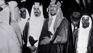الملك سعود بن عبدالعزيز (وسط) ولد في 9 نوفمبر / تشرين الثاني 1902، وخلف والده عبدالعزيز في حكم المملكة 1953