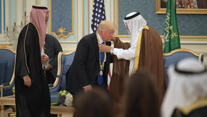 الملك سلمان يقلد ترامب قلادة