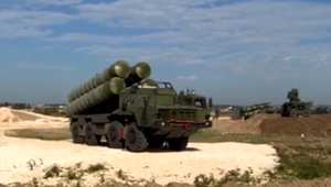 بالفيديو.. انشغال أمريكا بمنظومة صواريخ S-400 الروسية بسوريا