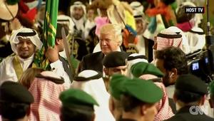 الملك سلمان وترامب يؤديان العرضة في الرياض