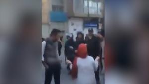 شاهد.. إيرانية تصرخ “الموت لخامنئي” بوجه الأمن