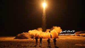 شاهد.. الحوثيون يطلقون صواريخ باتجاه السعودية