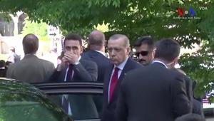 لقطات تظهِر مشاهدة أردوغان للعراك خارج السفارة التركية بواشنطن