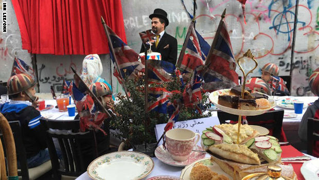[صور] حفل شاي على شرف بلفور للفلسطينيين بحضور صاحبة الجلالة 171101155927-01-banksy-balfour-exlarge-169