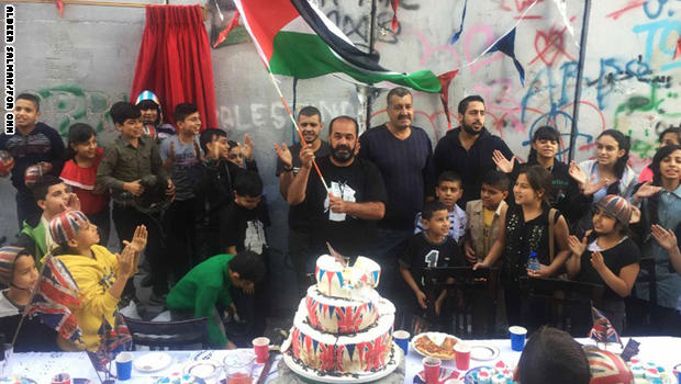 [صور] حفل شاي على شرف بلفور للفلسطينيين بحضور صاحبة الجلالة 171101163711-05-banksy-balfour-exlarge-169
