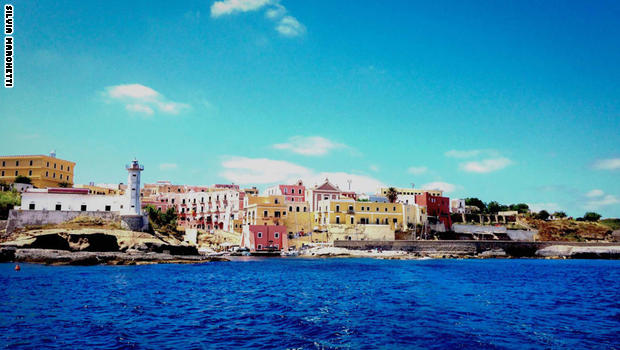 السياح يتوافدون إلى جزيرتين بايطاليا للقاء حوريات البحر