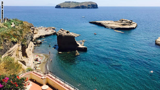 السياح يتوافدون إلى جزيرتين بايطاليا للقاء حوريات البحر