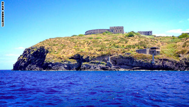 السياح يتوافدون إلى جزيرتين بايطاليا للقاء حوريات البحر