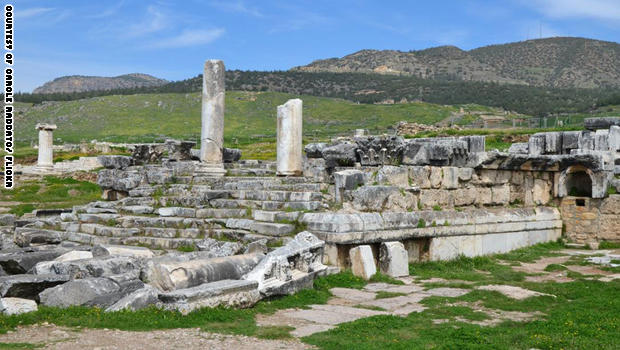 بوابة الجحيم الرومانية.. ما لغز هذا الكهف القاتل للأحياء؟