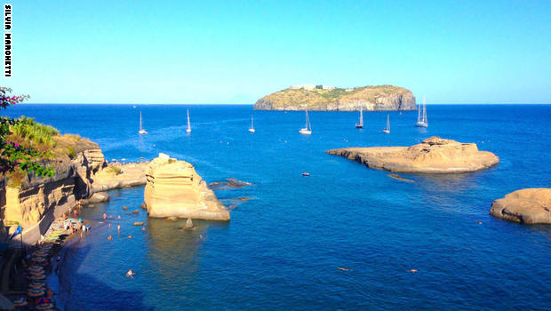 السياح يتوافدون إلى جزيرتين بايطاليا للقاء حوريات البحر