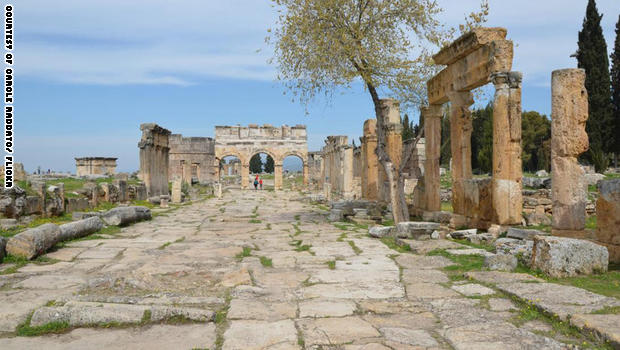 بوابة الجحيم الرومانية.. ما لغز هذا الكهف القاتل للأحياء؟
