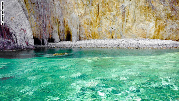 السياح يتوافدون إلى جزيرتين بايطاليا للقاء حوريات البحر