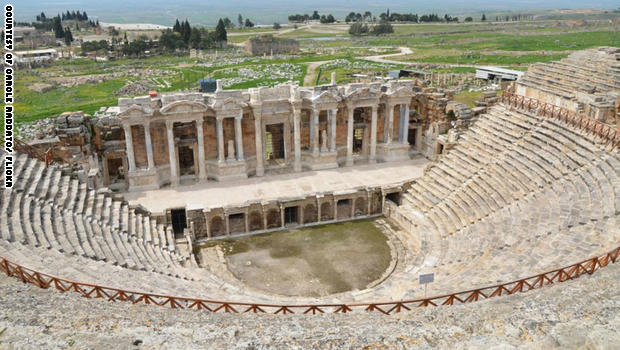 بوابة الجحيم الرومانية.. ما لغز هذا الكهف القاتل للأحياء؟