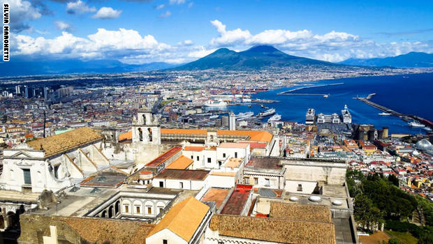 السياح يتوافدون إلى جزيرتين بايطاليا للقاء حوريات البحر