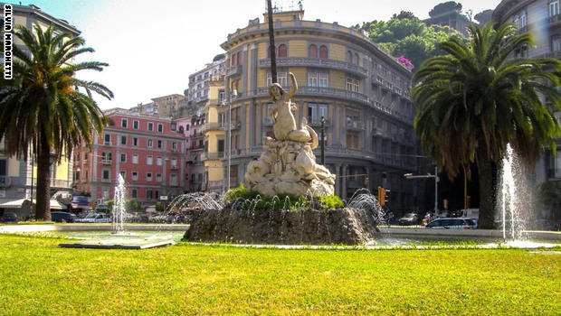 السياح يتوافدون إلى جزيرتين بايطاليا للقاء حوريات البحر