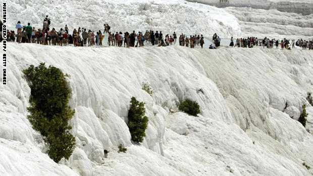 بوابة الجحيم الرومانية.. ما لغز هذا الكهف القاتل للأحياء؟