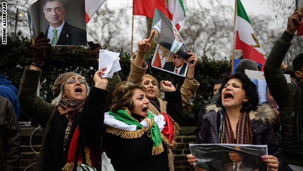 مراسل بإيران : المحتجون لا يعرفون السياسة.. ولا يريدون إلا وظائف Anti-regime%20protestors%20demonstrate%20outside%20the%20Iranian%20embassy%20on%20January%202%2C%202018%20in%20London