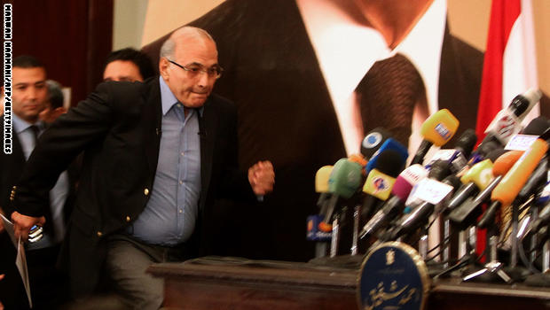 قرقاش رداً على أحمد شفيق: إن أنت أكرمت اللئيم تمردا