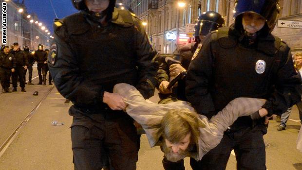 روسيا : 290 معتقلا باحتجاجات "عيد ميلاد" بوتين Russian%20police%20officers%20detain%20a%20supporter%20of%20opposition