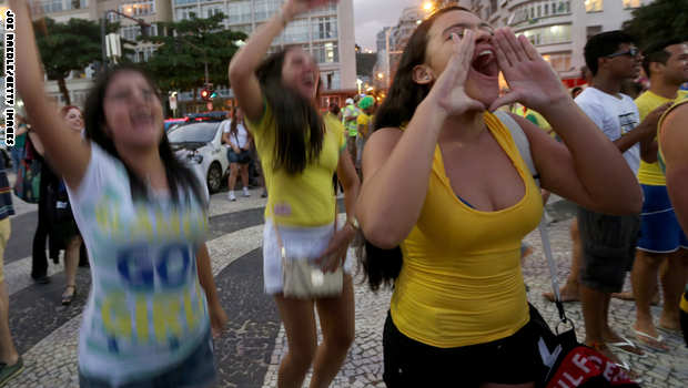 مشجعات أمام شاشة عملاقة في ريو دي جانيرو