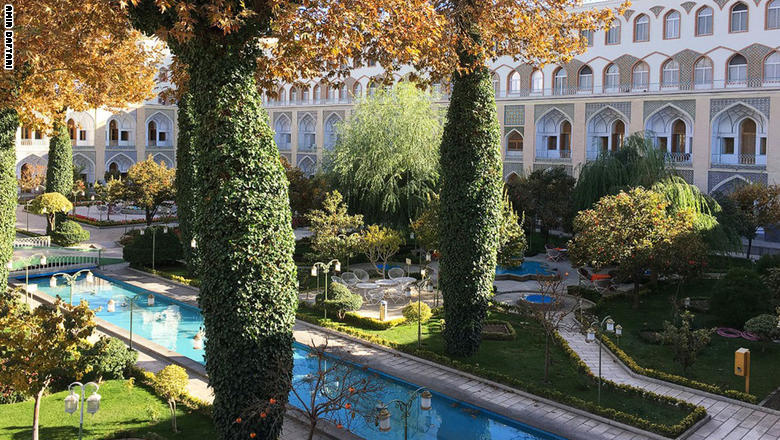 بالصور : الفندق الأكثر جمالاً في الشرق الأوسط؟ 170227171528-iran-abbasi-hotel-image3-edited-super-169