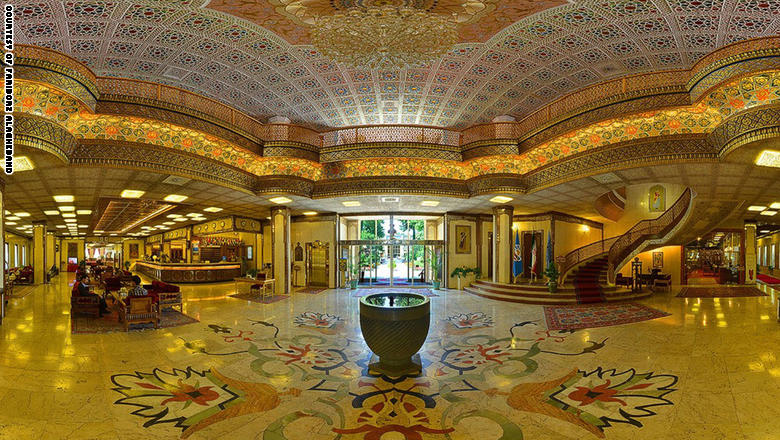 بالصور : الفندق الأكثر جمالاً في الشرق الأوسط؟ 170301145234-iran-abbasi-hotel-laby-view-super-169