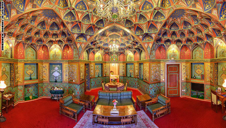 بالصور : الفندق الأكثر جمالاً في الشرق الأوسط؟ 170301145257-iran-abbasi-safavid-room151--pan01-view-super-169