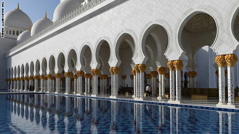 ويستقبل الجامع أكثر من ثلاثة مليون زائر سنوياً، بينهم العديد من السياح الذين يأتون للاستمتاع بتصميم المسجد الاستثنائي.