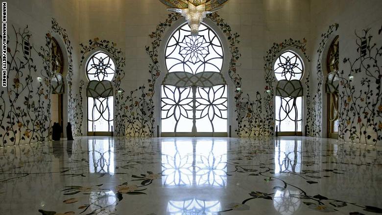 كما تضم الجدران الداخلية زخرفة من ذهب عيار 24 قيراطاَ، والزجاج، والفسيفساء على أشكال ورود وأغصان ملونة.